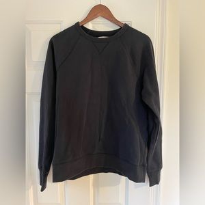 Men’s black crew neck Everlane sweatshirt